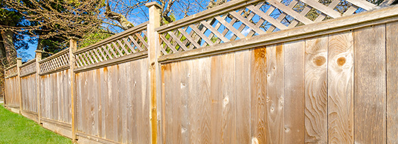 a fence with a lattice design on the top